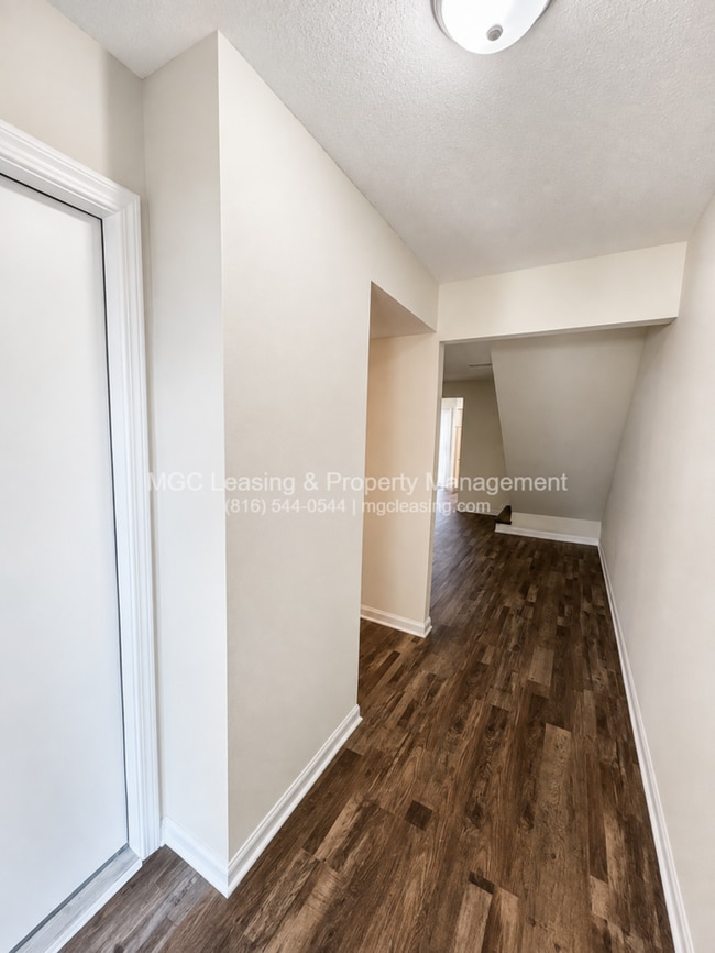 Building Photo - Knollbrook Townhome in lee's Summit, MO with New Upgrades & Rent Special