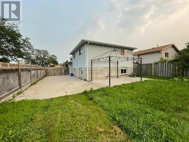 Building Photo - 2896 Robillard Crescent