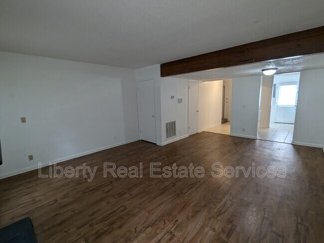 Building Photo - 727 S Main St