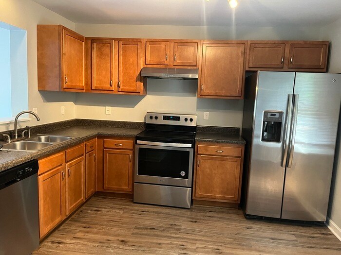 Foto principal - 3-Bedroom Townhome