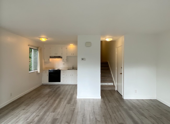 Foto del edificio - HUGE Stunning Remodeled 1BR/1BA Flat! Parking! -PROGRESSIVE