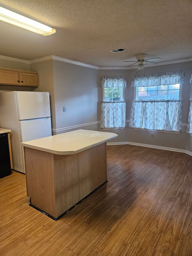 Foto del edificio - Available Now!   half off first months rent special!