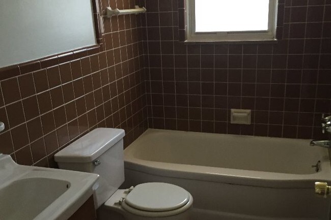 Bathroom - 1830 N Main St