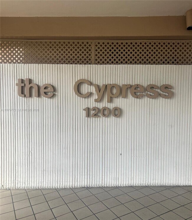 Building Photo - 1200 St Charles Pl