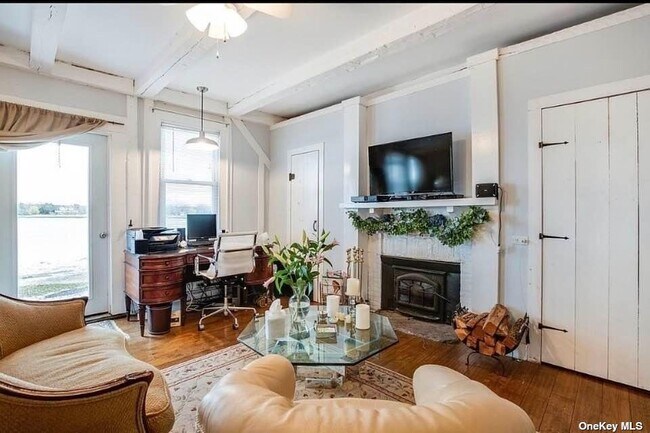Foto del edificio - 49 Old Field Rd