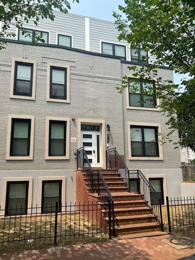 Foto del edificio - 1620 Constitution Ave NE