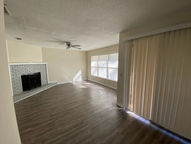 Foto del edificio - 201 Westbrooke Court #11 (Westbrooke Townhomes)