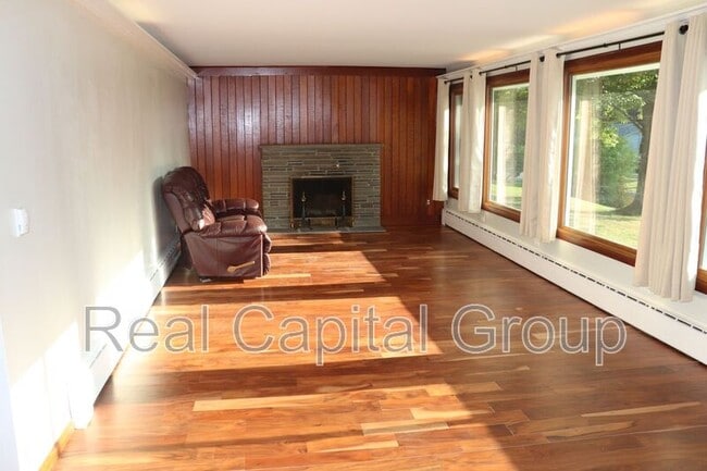 Building Photo - 21 Alva St