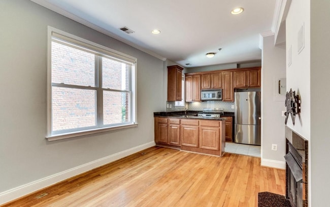 Large open concept unit - 1438 Columbia Rd NW