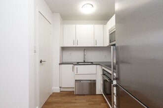 Building Photo - 54 Maitland St