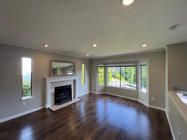 Building Photo - 4 Bed 2.5 Bath SFR Bellevue