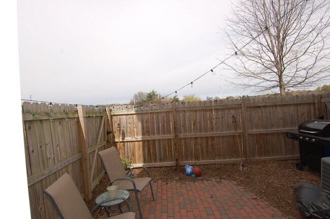 Building Photo - 1501 Yarborough Park Dr