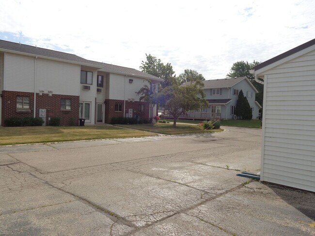 Building Photo - 2 Bedroom 1.5 Bath 1 Car Detached in Slinger