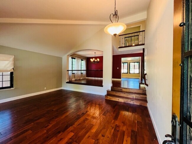 Building Photo - Beautiful 4BD/2.5BA Single Family Home in ...