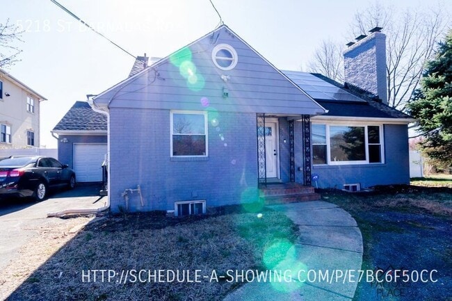 Building Photo - Huge Single Family Home with a Ton of yard...