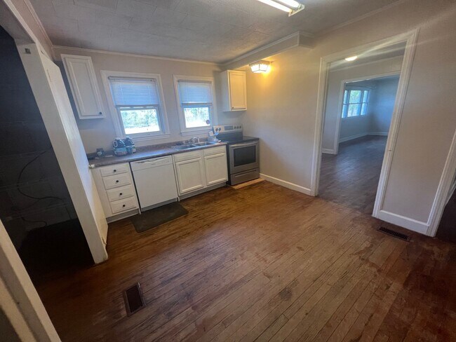 Building Photo - Charming 4-Bedroom Home for Rent at 475 Bu...