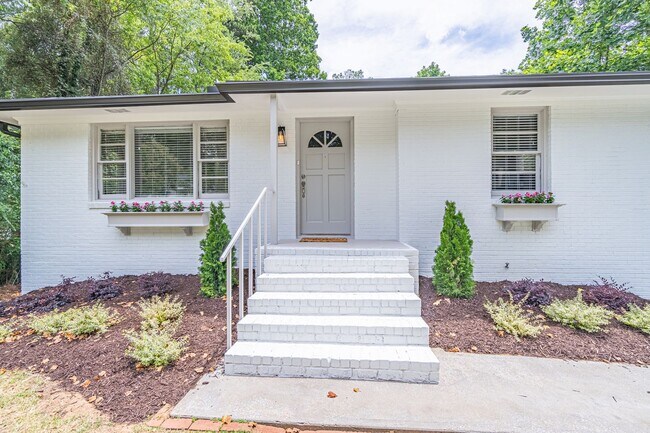 Building Photo - Gorgeously renovated 4 sides brick Ranch w...