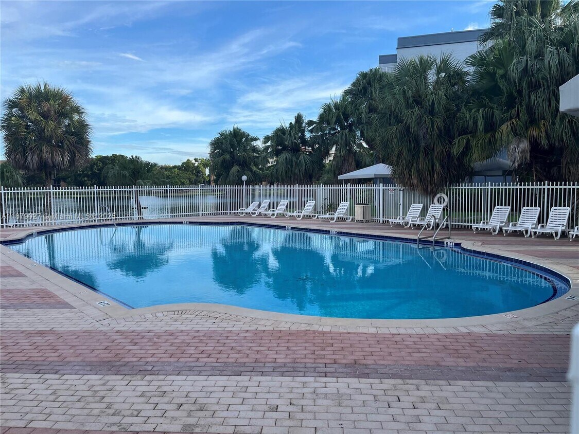 Building Photo - 9365 Fontainebleau Blvd