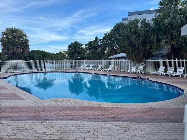 Foto del edificio - 9365 Fontainebleau Blvd