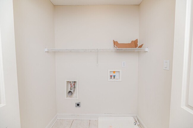 Foto del edificio - Perfectly Located 4-Bedroom Home Minutes from I-295, Hope Mills & Fort Bragg!