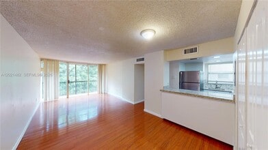 Building Photo - 8860 Fontainebleau Blvd