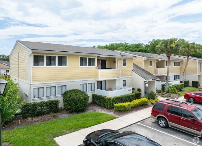 Alternate - Los Lagos Condominiums