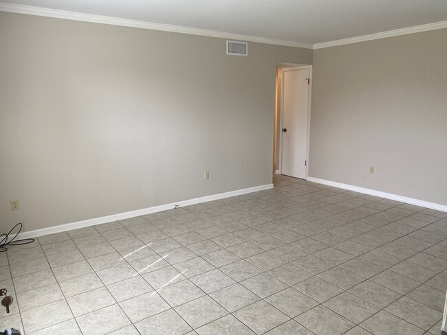 Building Photo - 1002 Carriage Dr