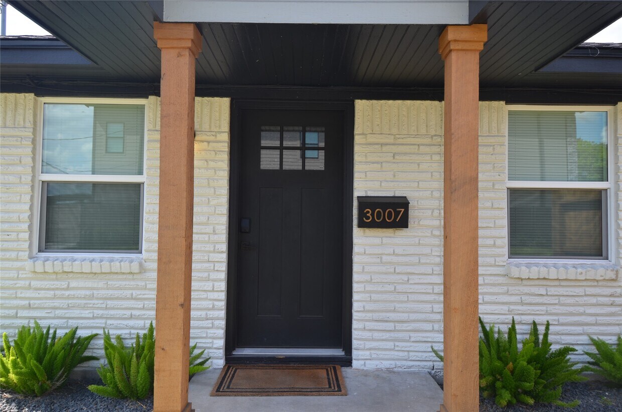 Primary Photo - 3007 Columbia St