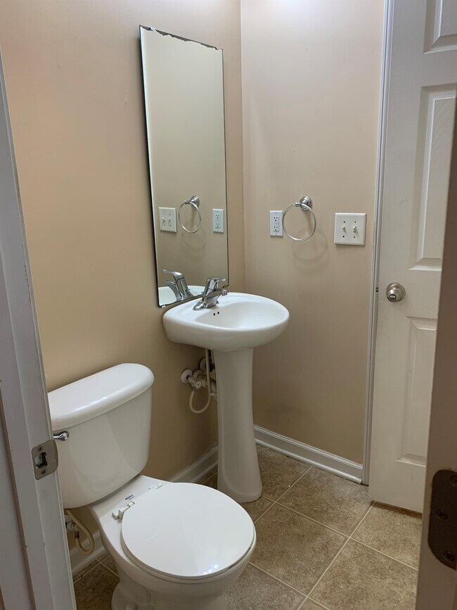 Building Photo - 628 Candytuft Ln