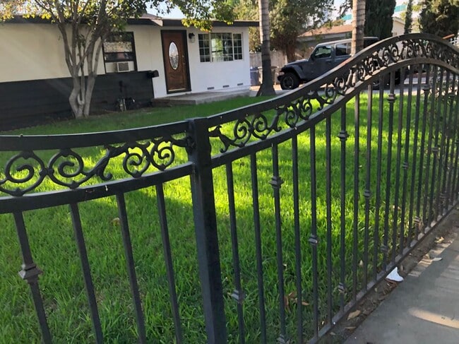 Building Photo - 526 S San Antonio Ave
