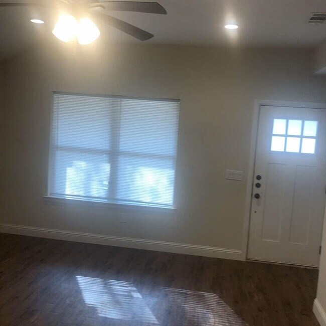 Foto del edificio - 921 W Day St