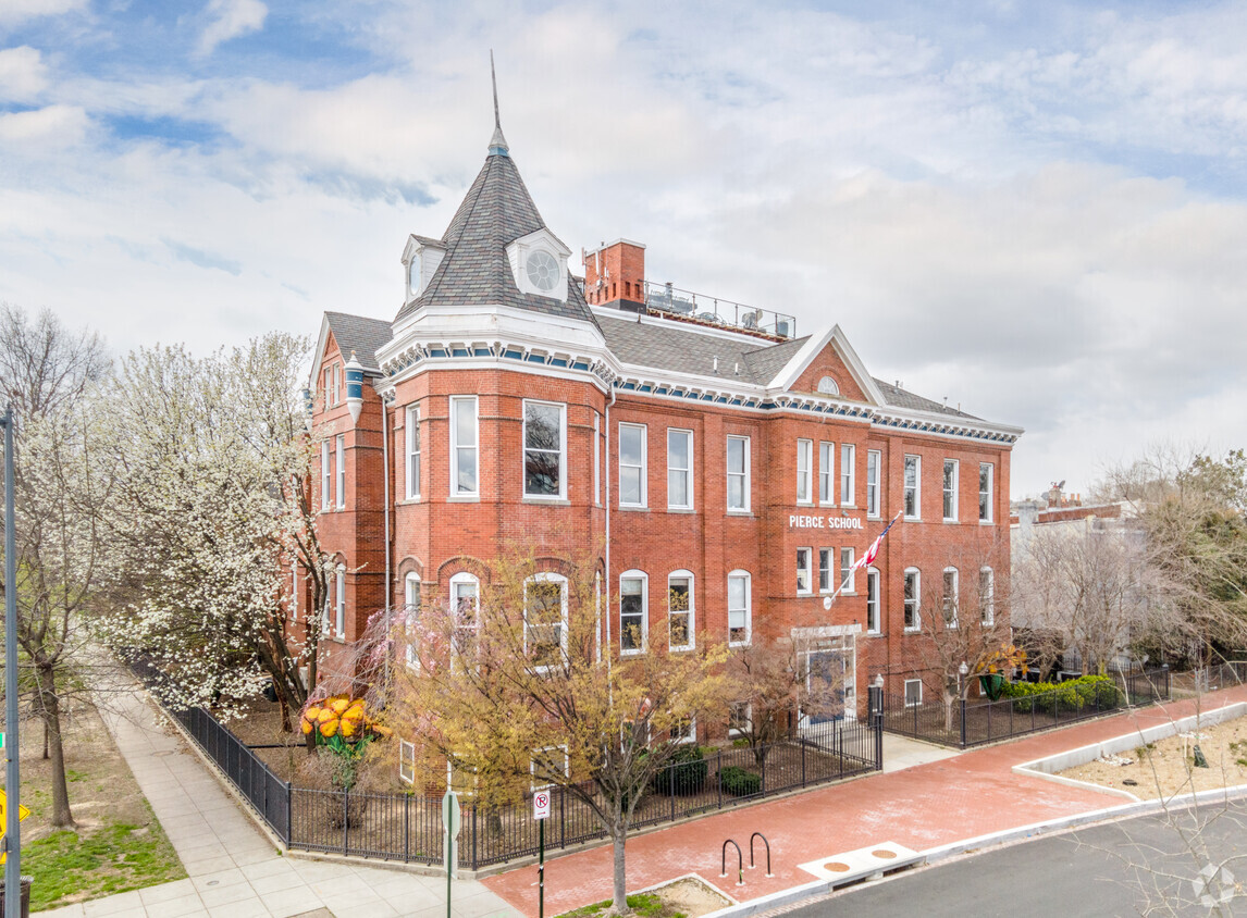 Primary Photo - Pierce School Lofts