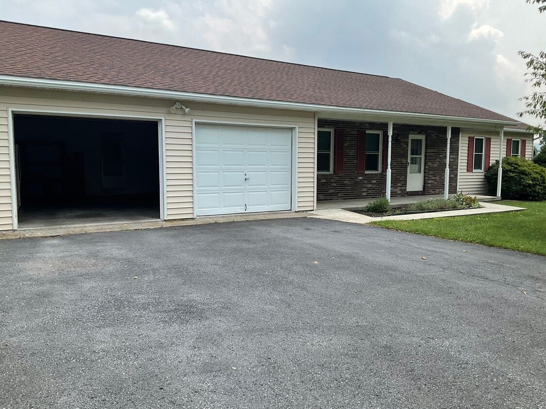 Primary Photo - 4 br, 2 bath House - 25 GRANDVIEW DR