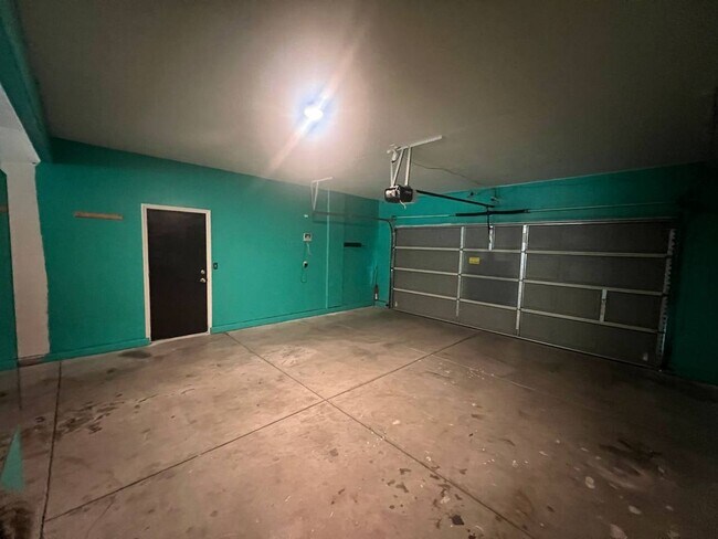 Building Photo - Spacious 4 Bed, 3 Bath Home in Madera – Pe...
