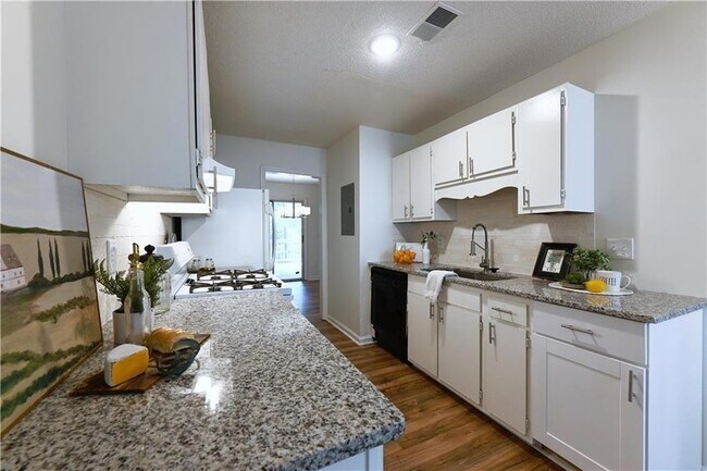 Foto del edificio - 1697 Cedar Bluff Way