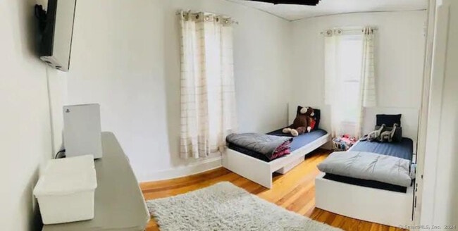 Building Photo - 27 E 9th St