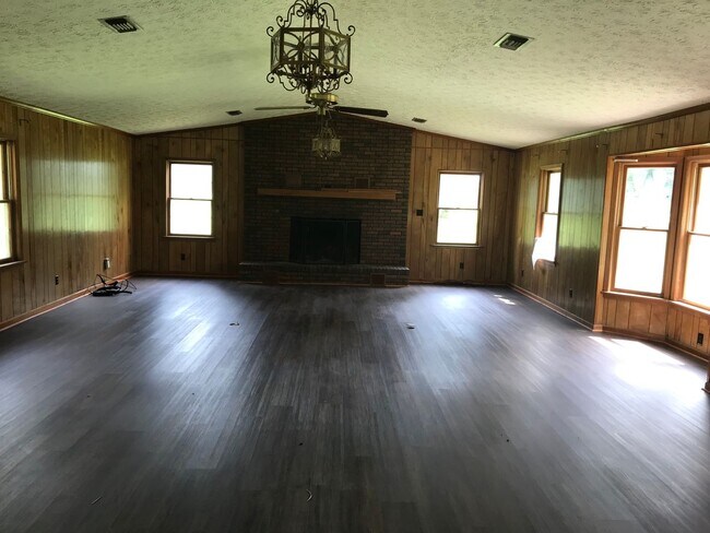 Building Photo - Home on acreage