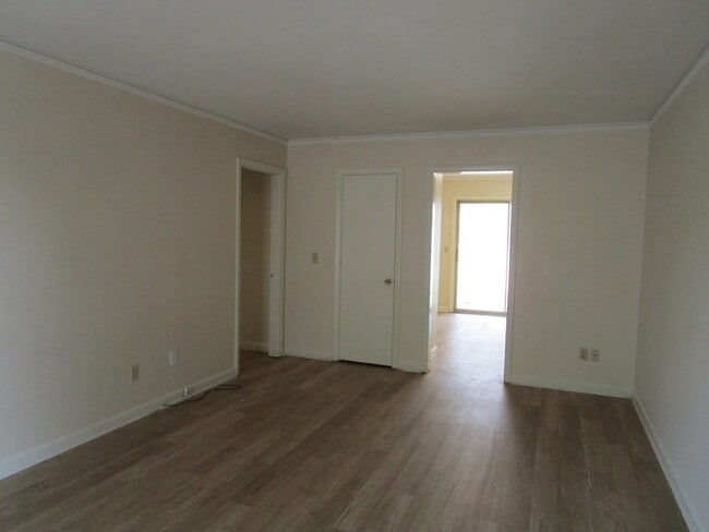Building Photo - 111 Willow Dr