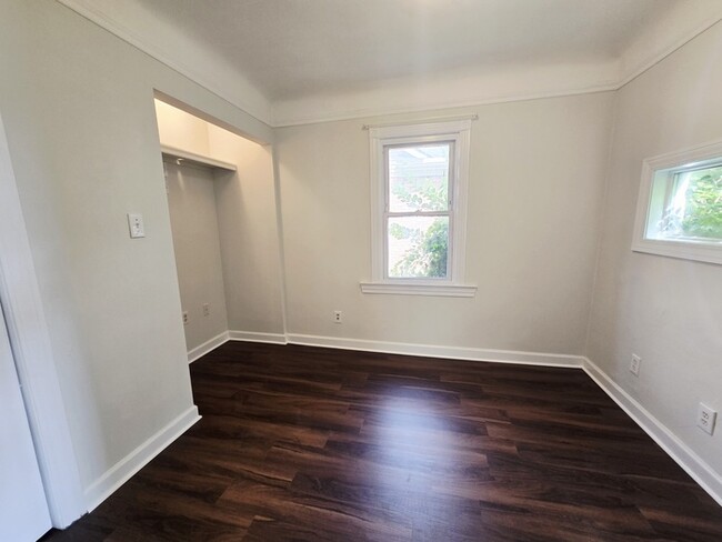 Building Photo - 1037 Birchwood Ave