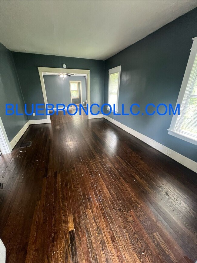 Building Photo - Cute 2 bedroom 1 bathroom home on corner lot.