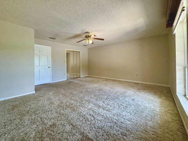 Building Photo - 2/1.5 1400sqft Townhouse with Water, Trash...