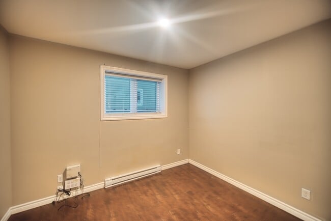 Building Photo - 13 Sumac St