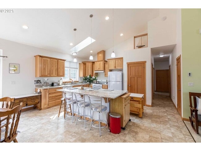 Building Photo - Bright and Beautiful 3/2 in Seabird Village!