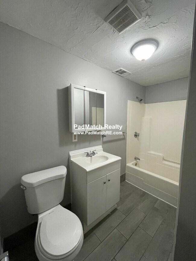 Foto del edificio - 820-828 Blue Hill Avenue