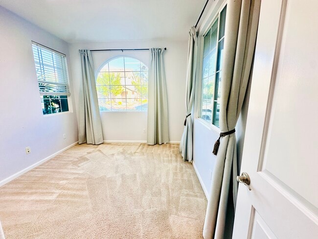 Building Photo - 15770 Myrtlewood Ave