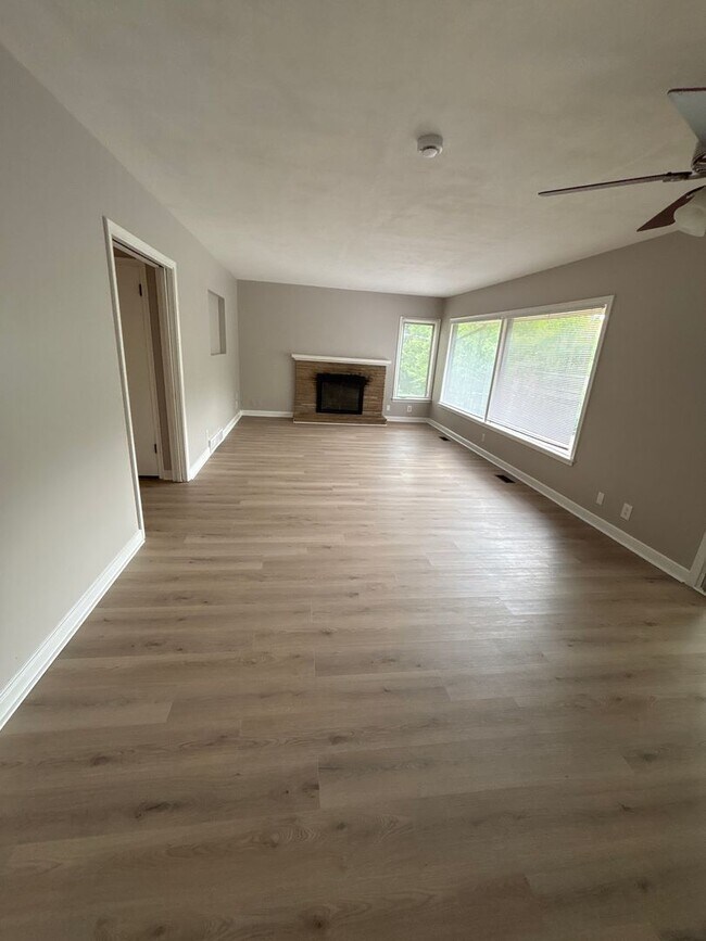 Foto del edificio - Spacious 4 bedroom 1 bathroom single family home