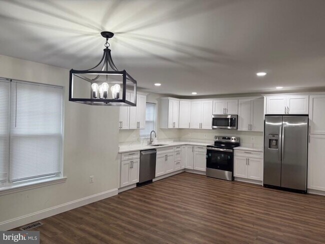 Foto del edificio - 6409 63rd Pl