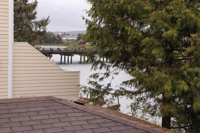 Building Photo - 2 br, 1 bath House - 440 Avenue i