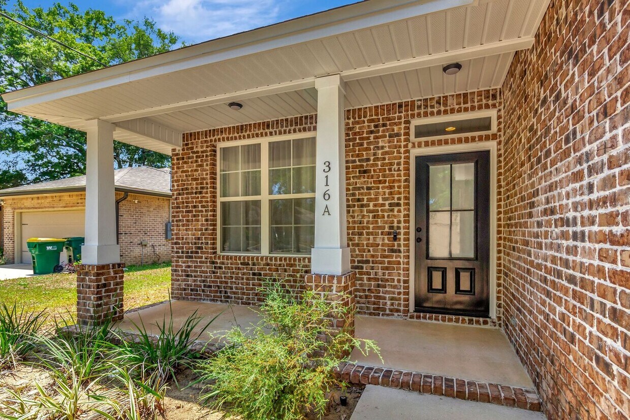 Primary Photo - For Rent: Stunning 4 Bedroom, 2 Bath Craft...