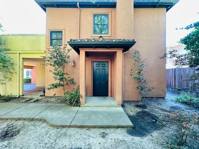 Building Photo - Townhome
